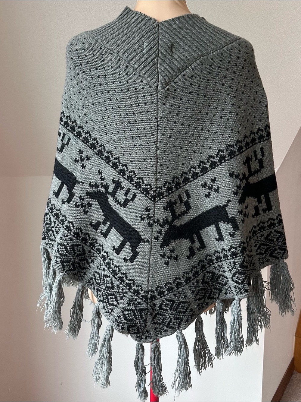 Steve Madden Wrap Poncho One Size Reindeer Fair Isle Knit Fringe Wool Blend - Picture 4 of 8